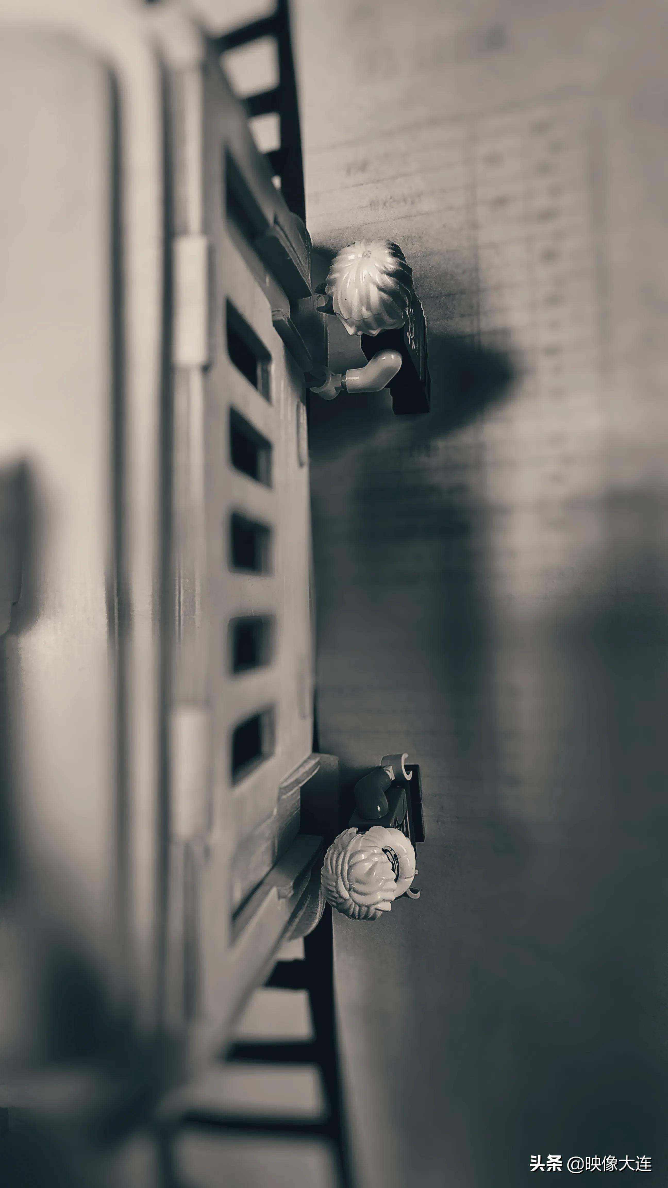 晒一张自己和图书的创意照片,创意照片是用什么软件制作