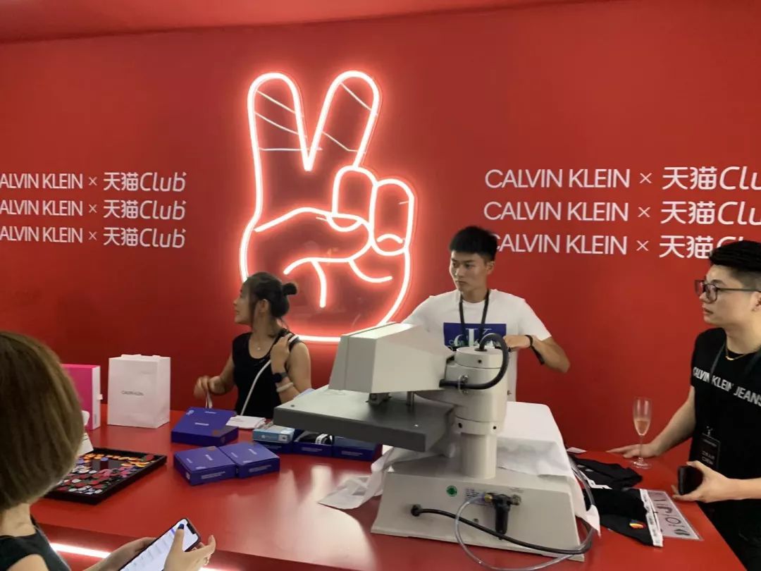 What！竟然有人冬天只用穿这一条裤子……赛格CK快闪店给你答案