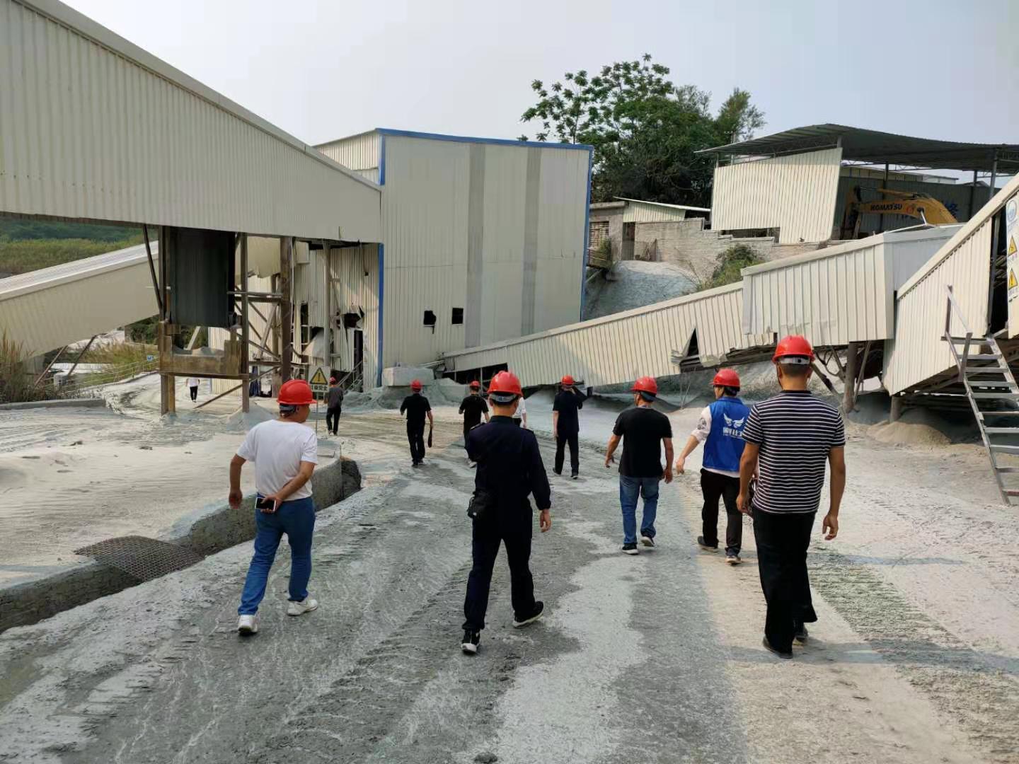 南塘镇综治办联合高州市应急局到南塘强发石场检查工作