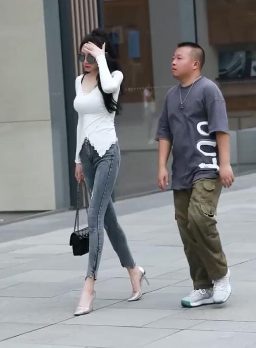 街拍：小姐姐的裤子也太紧了吧，真不知道她是怎么穿进去的？真勒