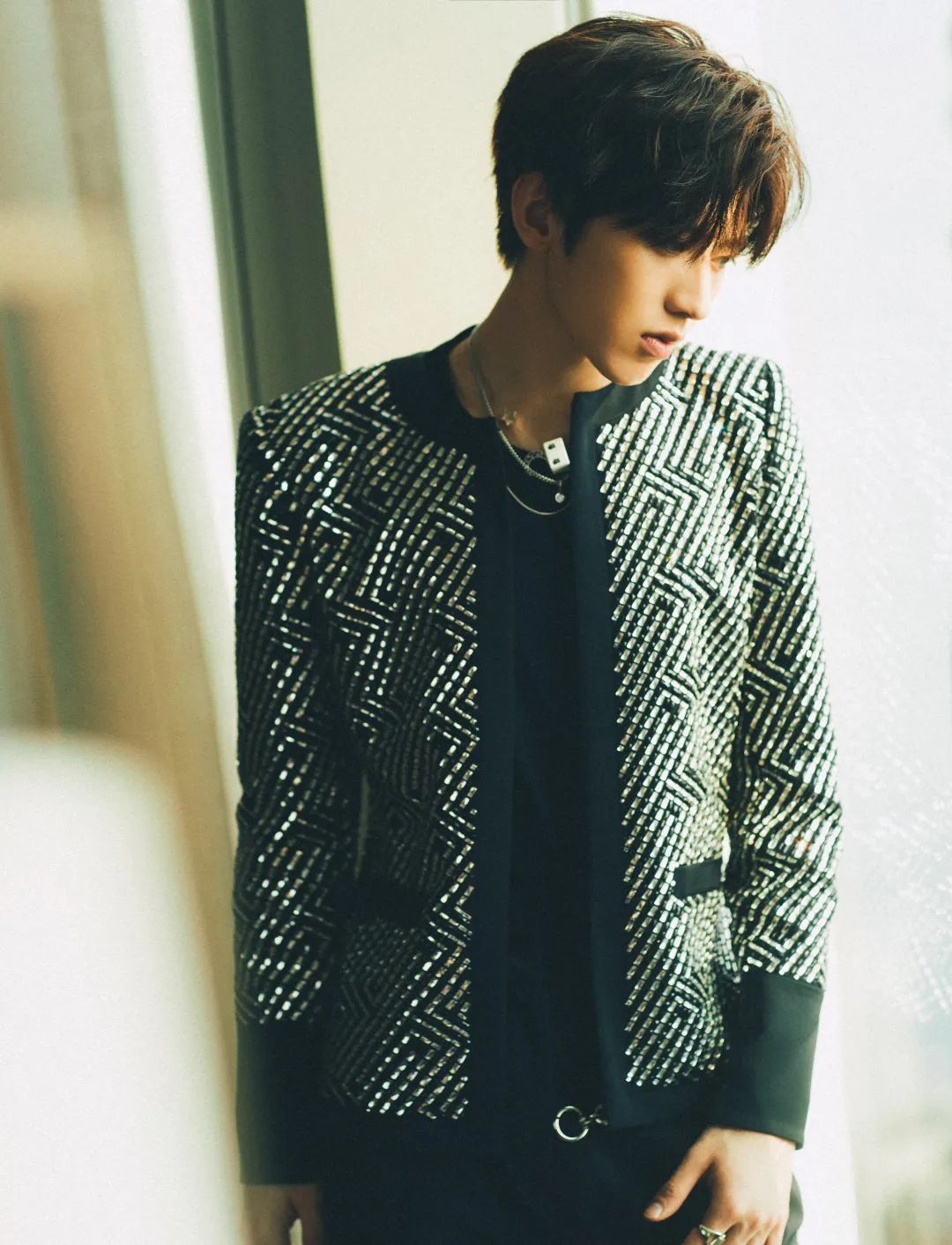 衣品超级好的男明星,王嘉尔穿的蔡徐坤同款衣服