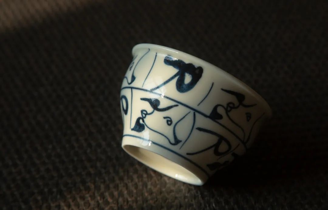 釉下手绘山水主人杯,青花釉下心经杯