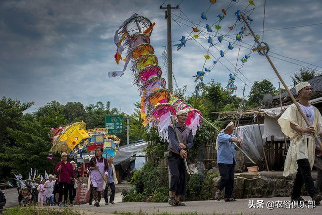 农村出殡为什么要杀一只鸡,下葬杀公鸡有什么忌讳