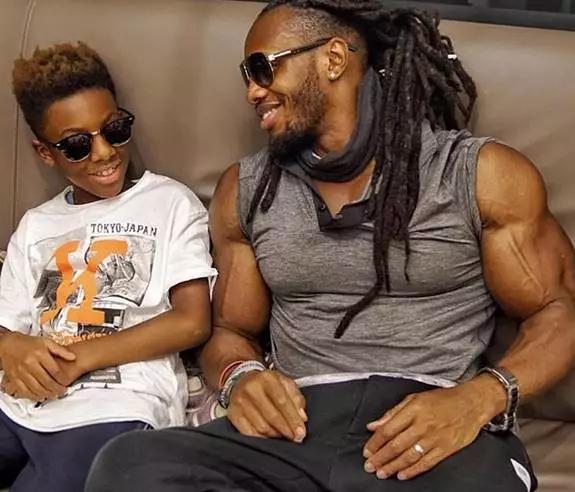 大屌哥的儿子小小年纪就已经练成了肌肉男，真是虎父无犬子