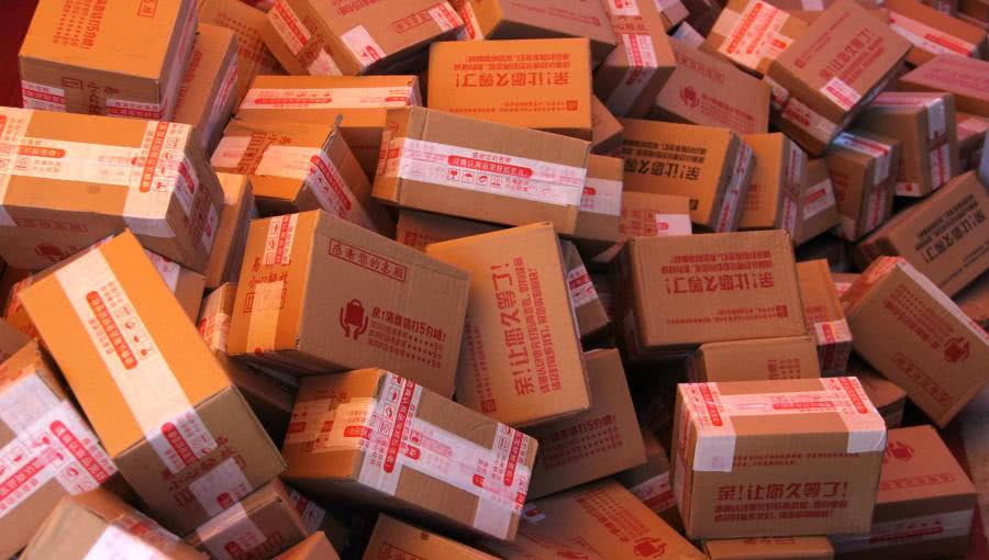 无主快递猫腻揭秘，网上当福袋10元包邮，网下称淘宝件遭村民围抢