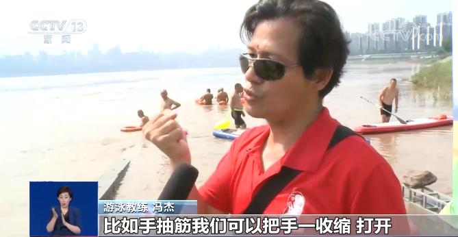 消防员演示溺水自救与施救,溺水时如何自救与施救100字