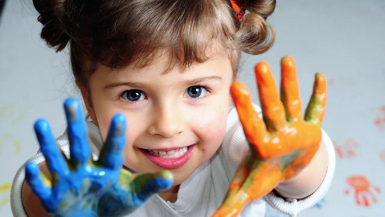 儿童表演彩绘男童,萌娃穿上人偶表演服