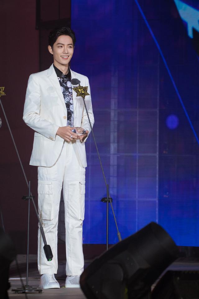 肖战西装搭配图片男,肖战穿时尚西装打造绅士穿搭