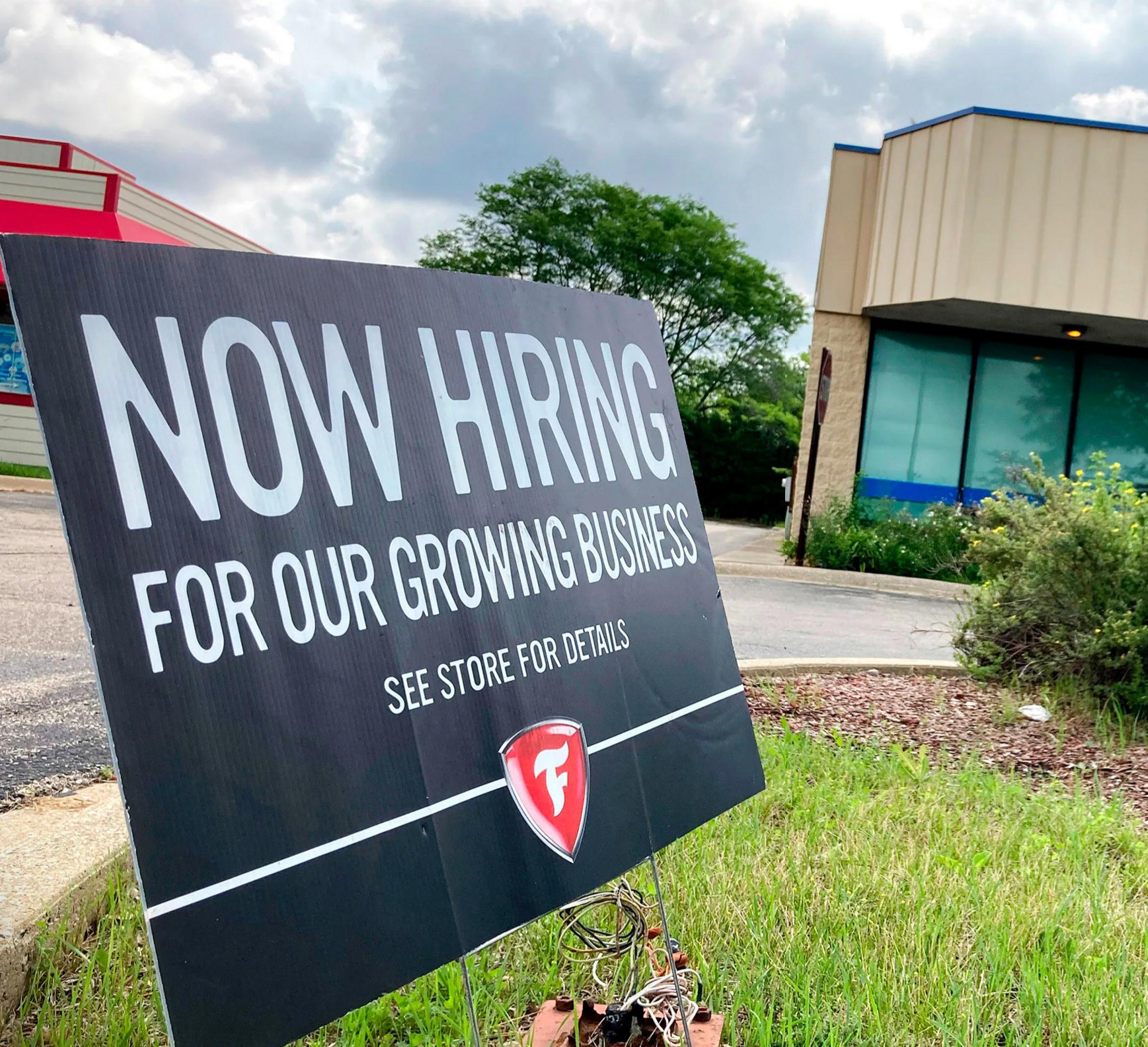 美国雇主们希望青少年们能填补今夏工作人手的短缺