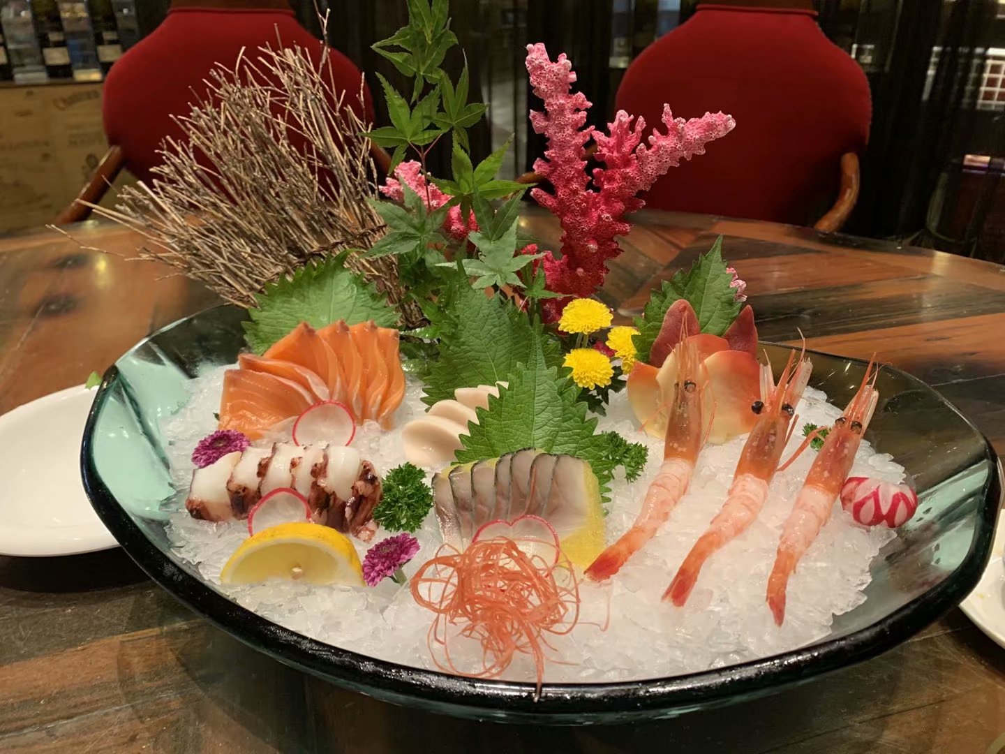 为了吃到自己心动的海鲜，这家粉丝投资了一个自助餐店