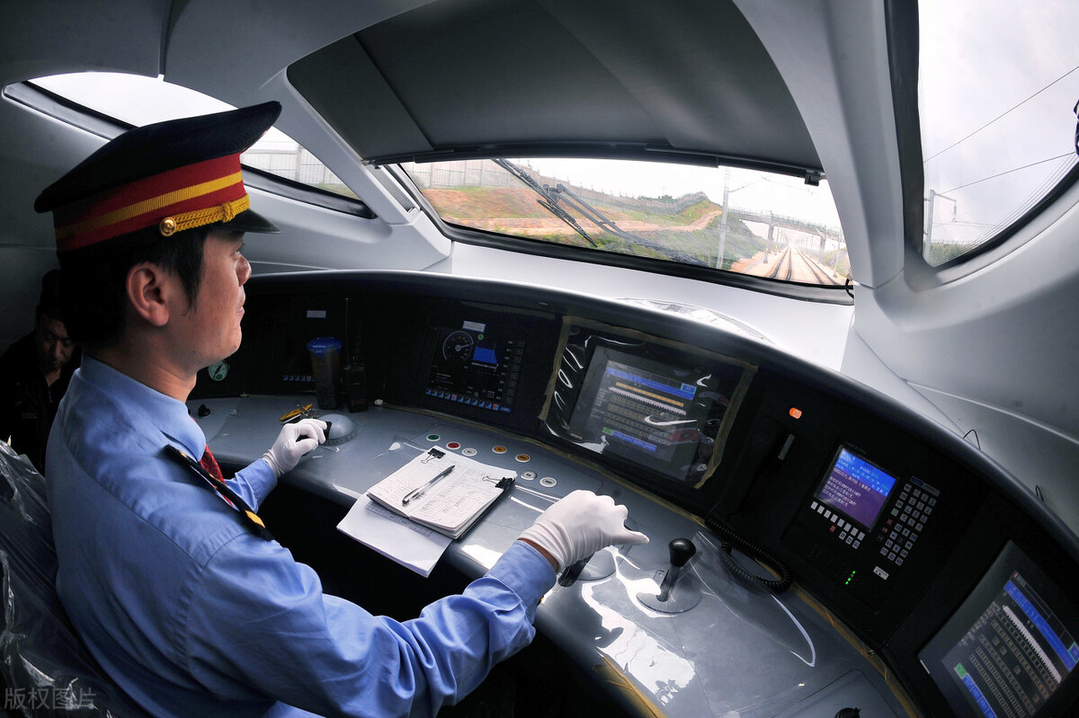 开高铁司机一年有多少工资,高铁司机一年的收入