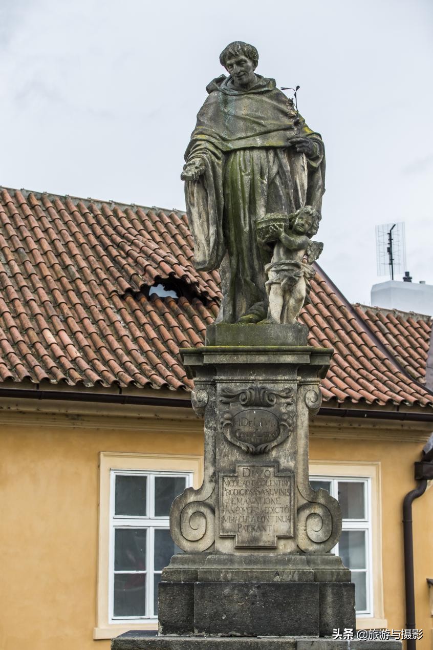 查理大桥雕塑作品介绍 (查理大桥的雕塑)