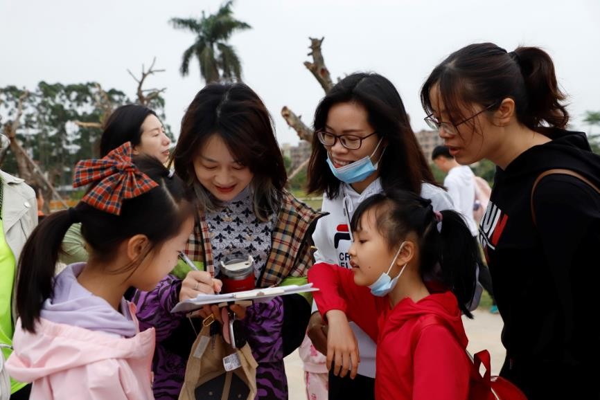 东莞东城莞师附小2022届604班,莞师附小学生踢球