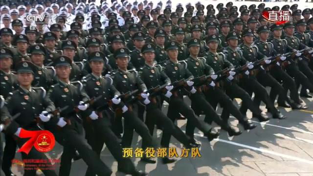 凤凰云中翱——国庆70周年阅兵服装”（下）