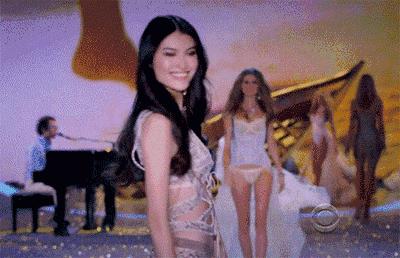 每分钟卖600件内衣，一年收入500亿，维密的三板斧到底是什么？