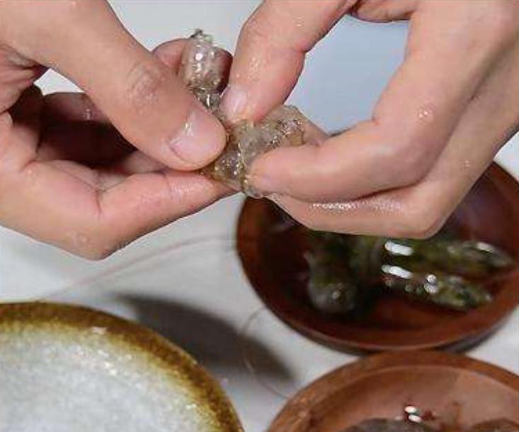 挑虾线除了牙签还能用什么,虾线除了用牙签挑还能用什么挑