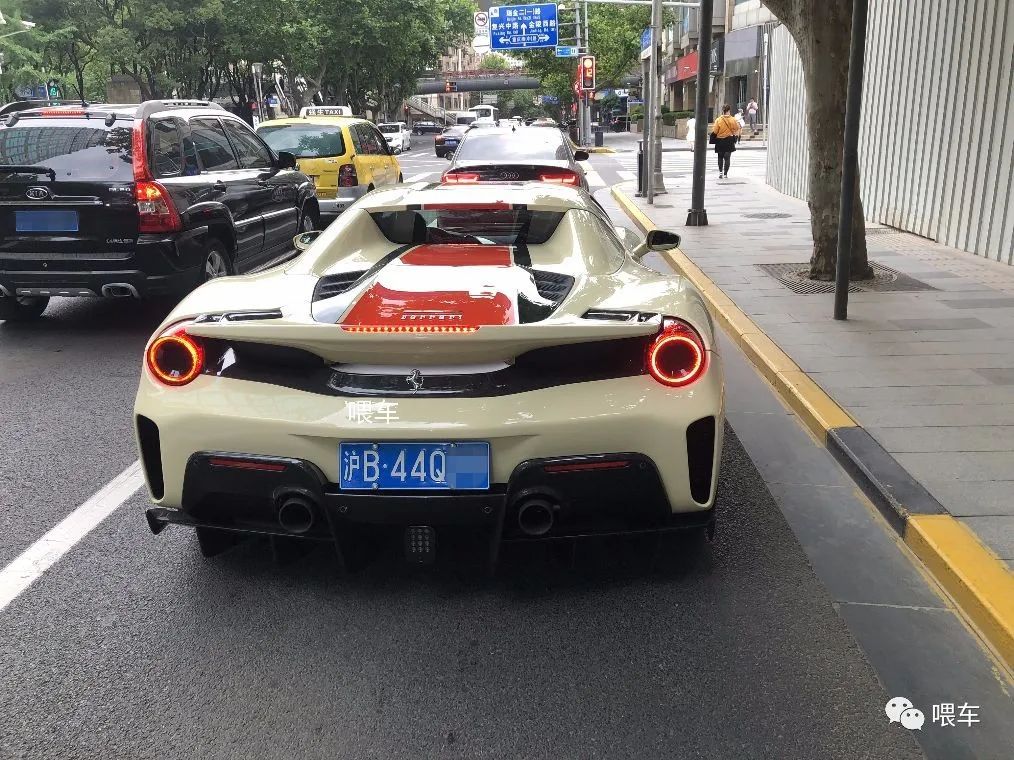 蒋鑫开法拉利上街，车牌特意选带4的，旁边的劳斯莱斯被吸引
