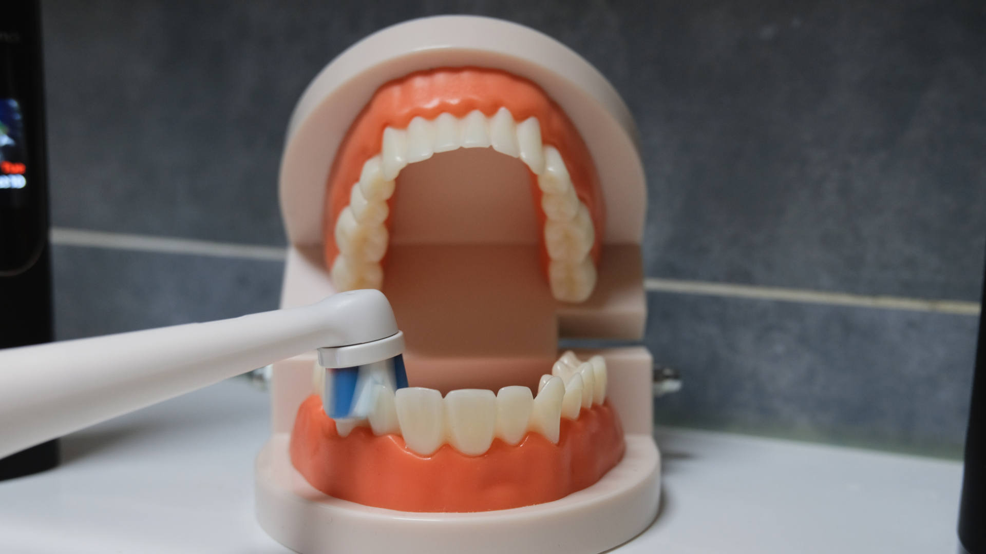 种植牙推荐电动牙刷,根据自己的牙选择电动牙刷