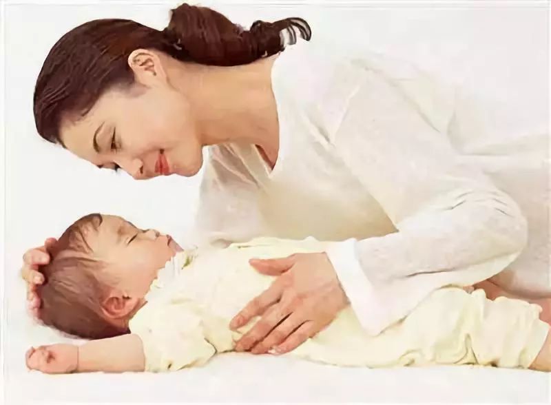 宝宝吃奶睡着放下就醒,宝宝在怀里能睡着一放下就醒