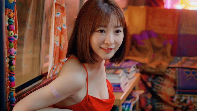 柳岩穿吊带衫,柳岩白色吊带衫