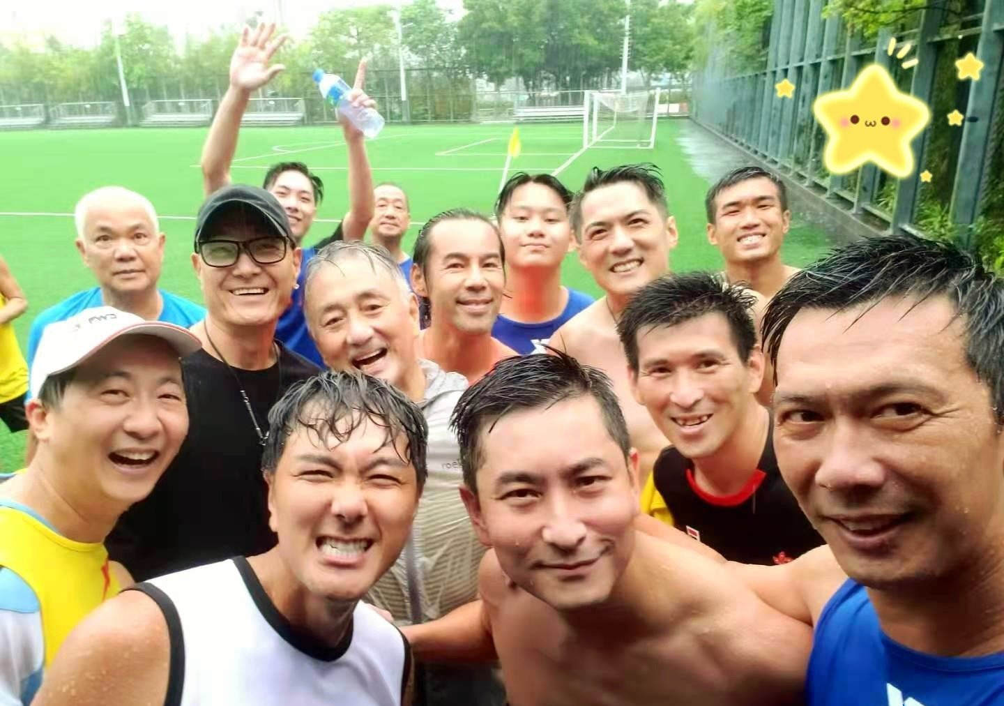 一众港星冒雨踢足球，吴岱融萧正楠浑身湿透，卢惠光父子罕见露面