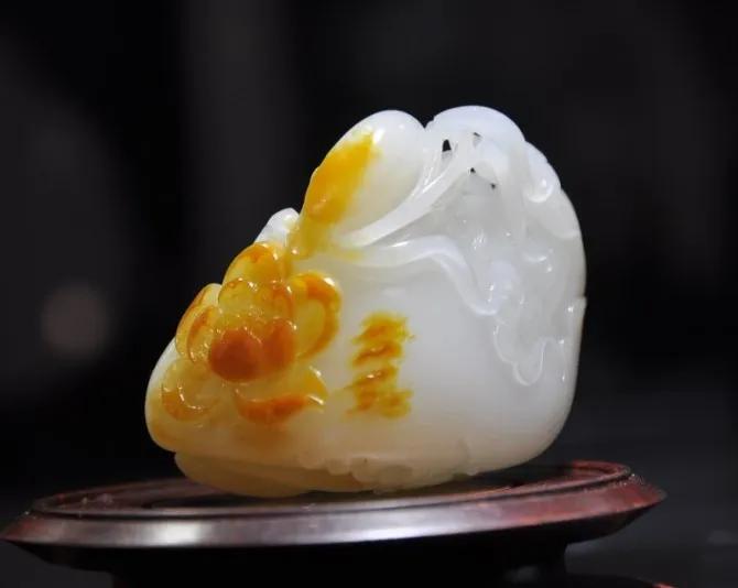 玩玉入门须知,羊脂玉鉴别用摩擦吸纸的方法