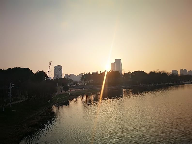 漫步河畔公园全景图,漫步公园美景