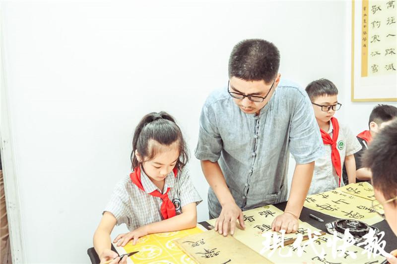 “足球小子”爱上练字，江苏中小学生书法大赛走进盐城韵和书画苑