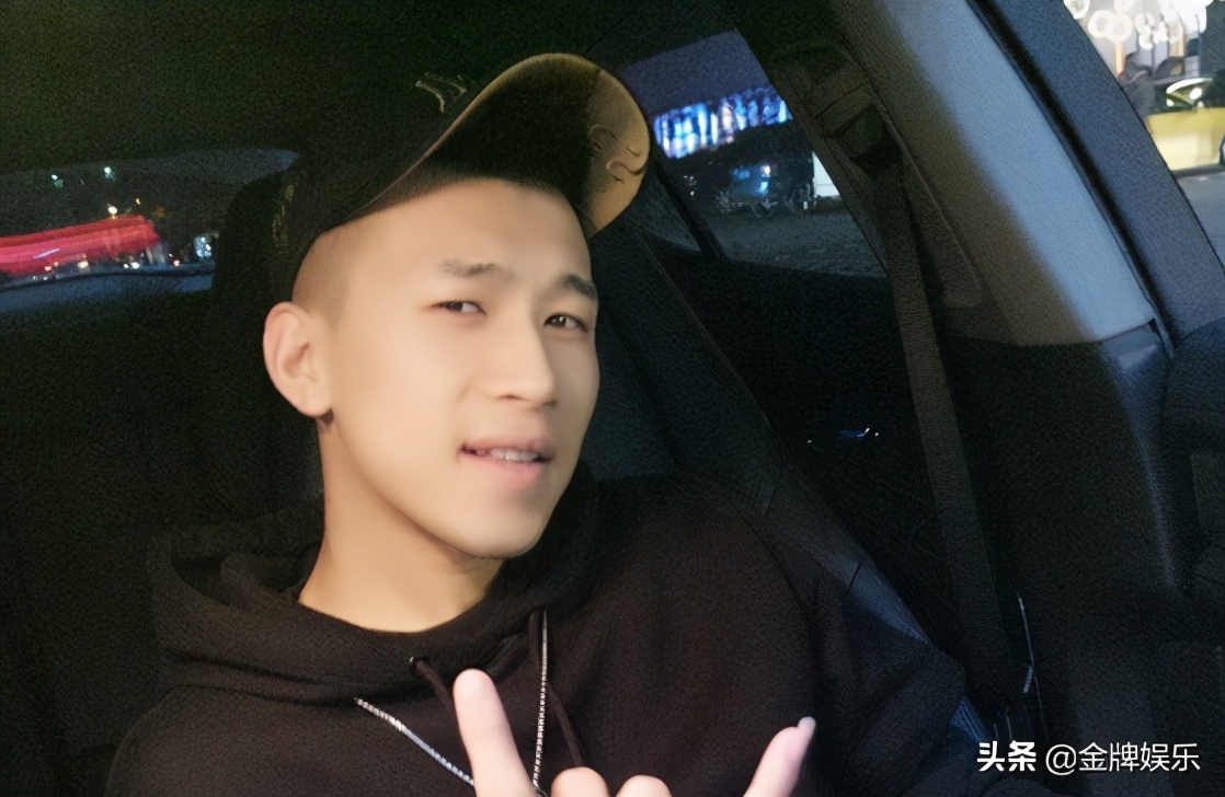 前网红一哥李天佑的近况好凄惨,坐在家里看别人做直播