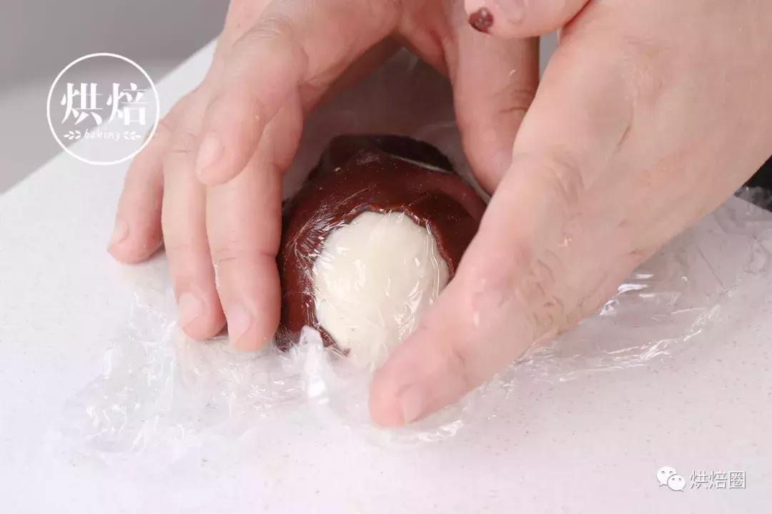 像这样把饼干皮覆在面包上就能烤出一大波孩子都爱的刺猬面包~