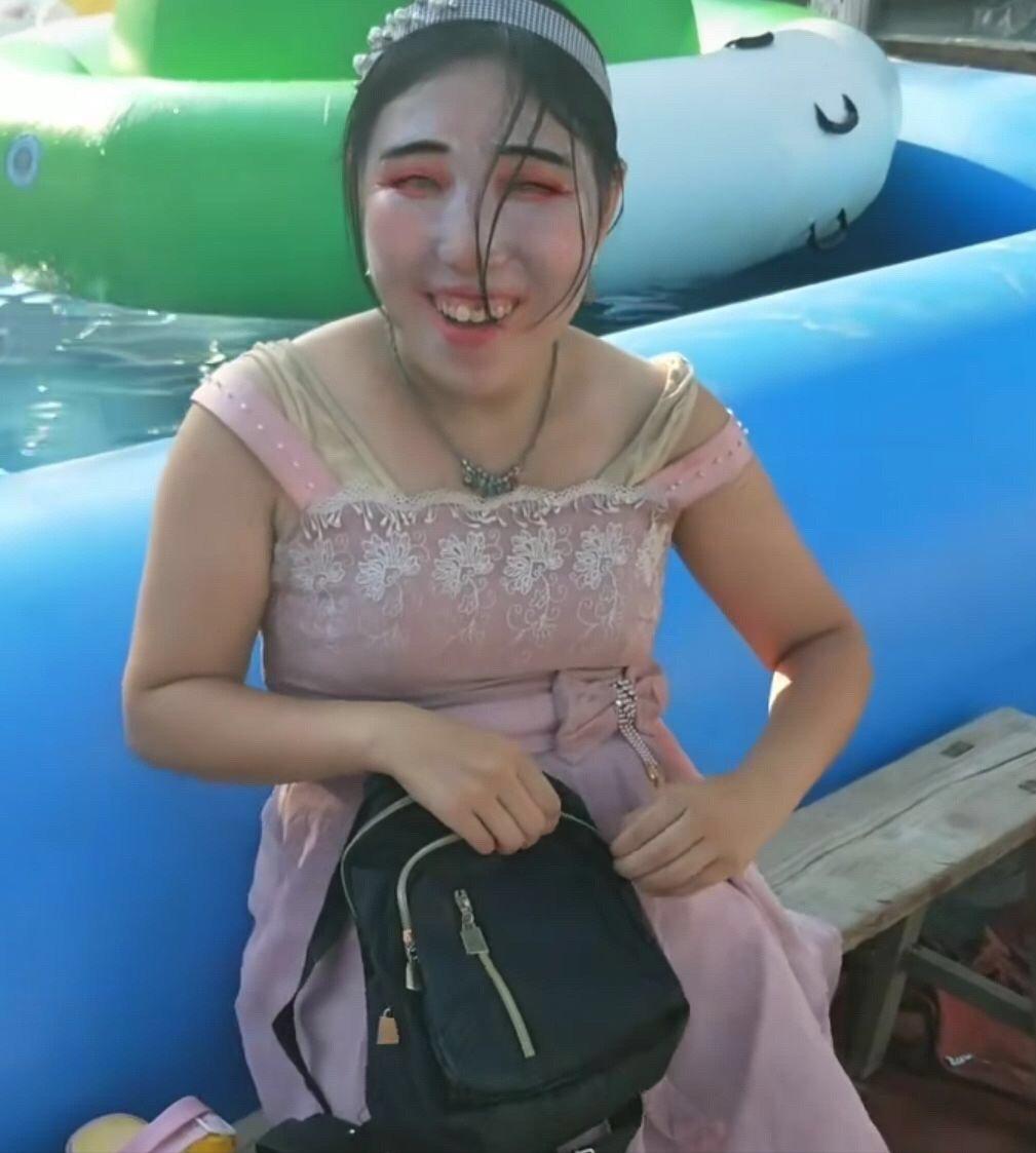 和女朋友去海边游泳搞笑,带女朋友去水上乐园玩搞笑视频