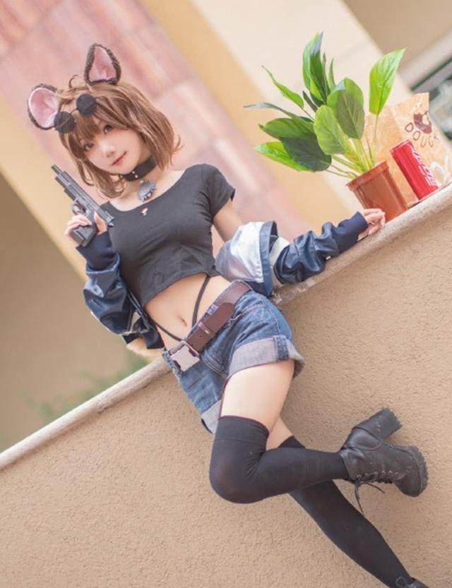 这个萝莉把“毒汁袜”穿至半腿，腿太细了