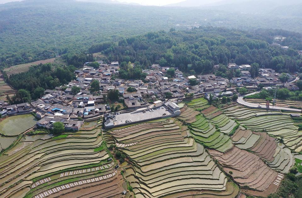 腾冲甘蔗寨:振兴路上*党**旗红古道佤乡换新颜