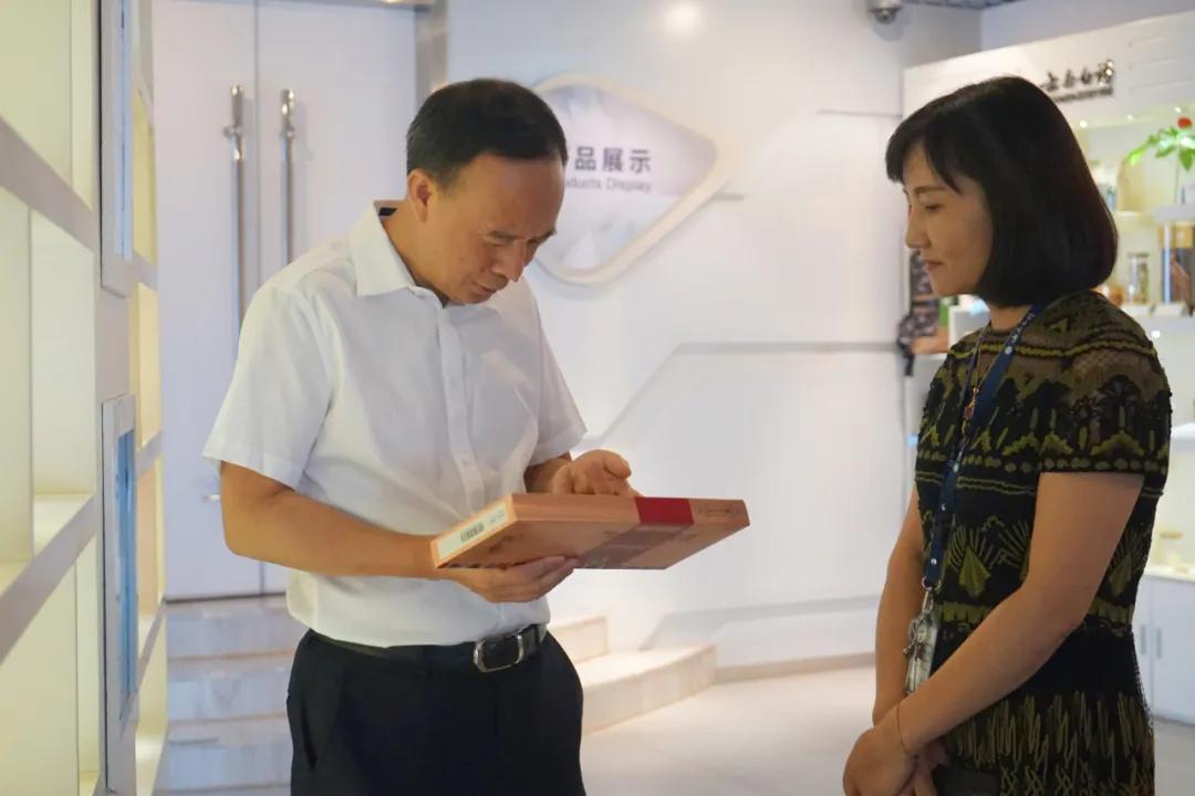 汪俊林送曹德旺郎酒,汪俊林曹德旺