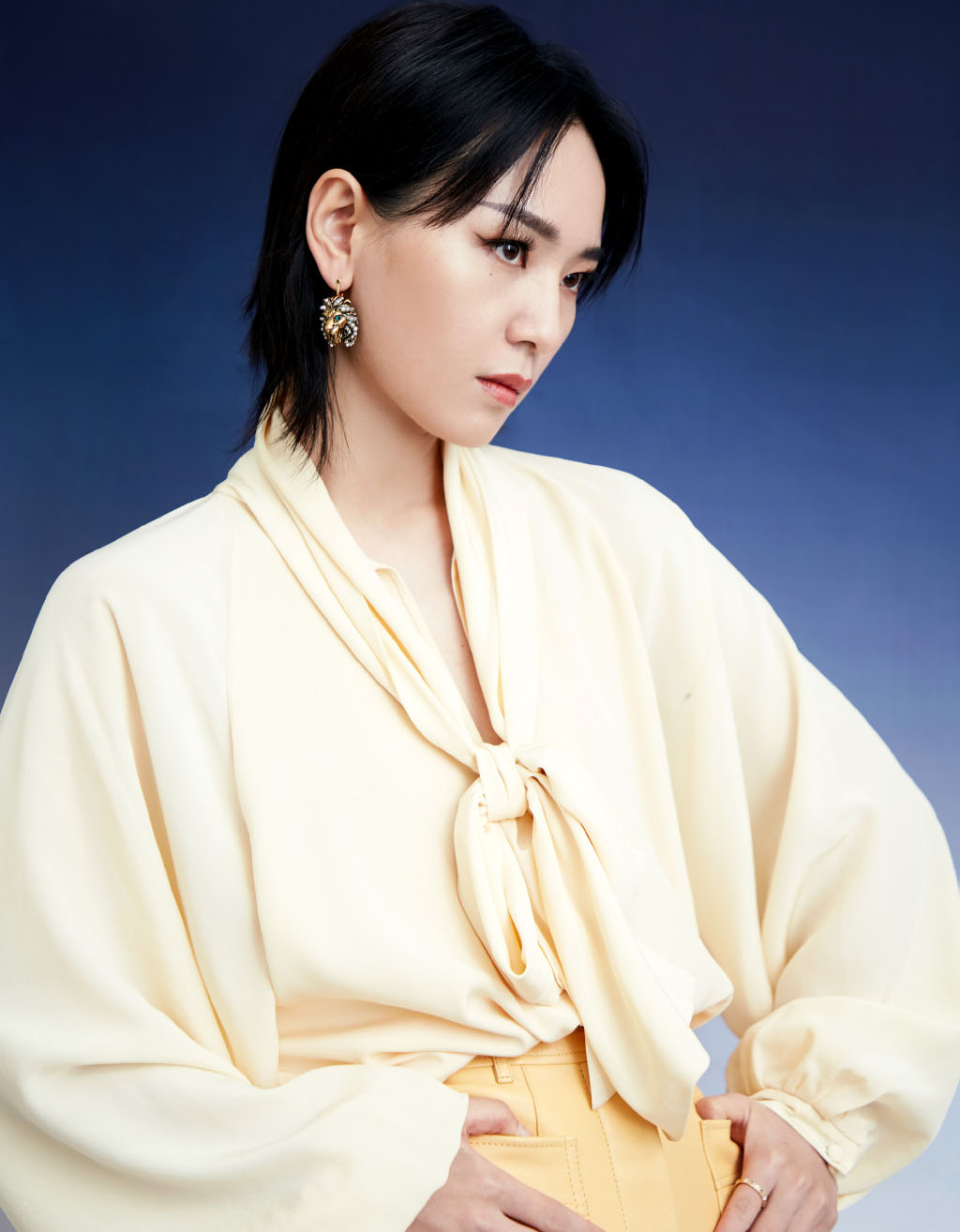 周笔畅黑色露腰造型同款衣服,周笔畅穿搭风格变得更美了