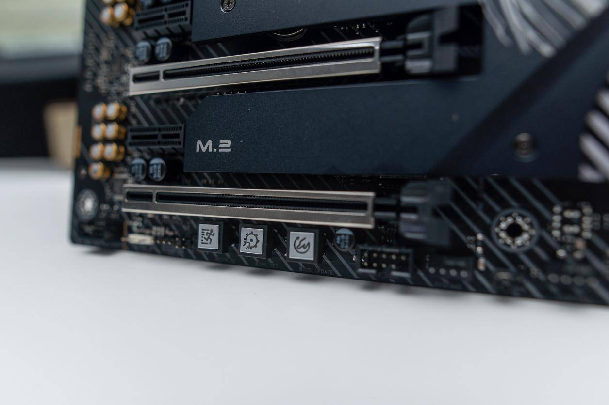 英特尔10代cpu能搭配的主板,英特尔10代cpu是钎焊吗