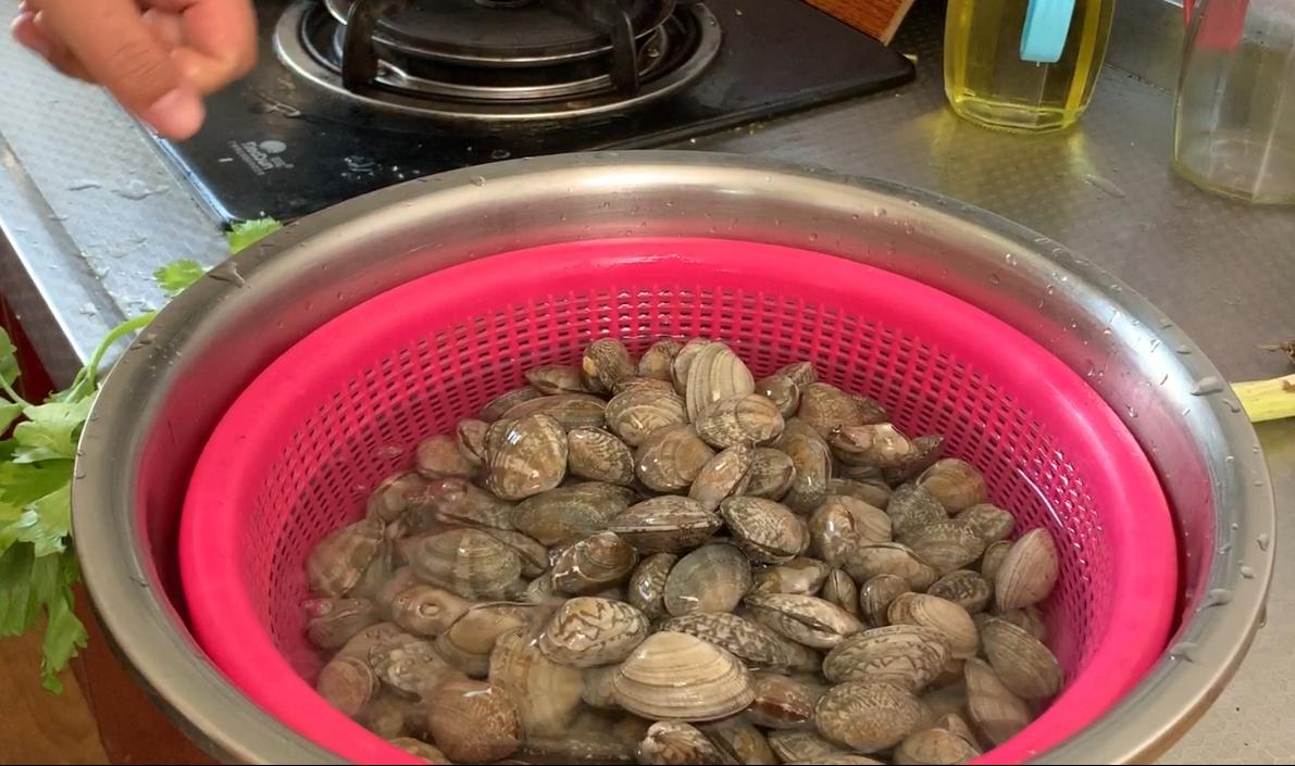 花蛤怎么洗才能把沙子全吐出来,快速让花蛤洗干净的方法