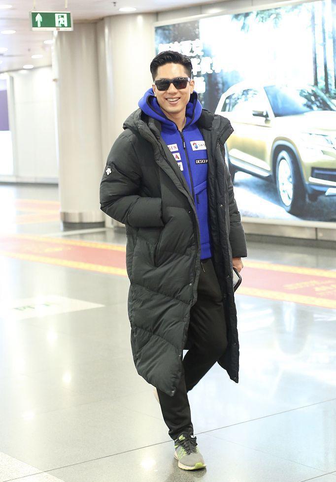 凌潇肃小女儿近照曝光，穿碎花小裙发型太像爹，才8个月发量惊人