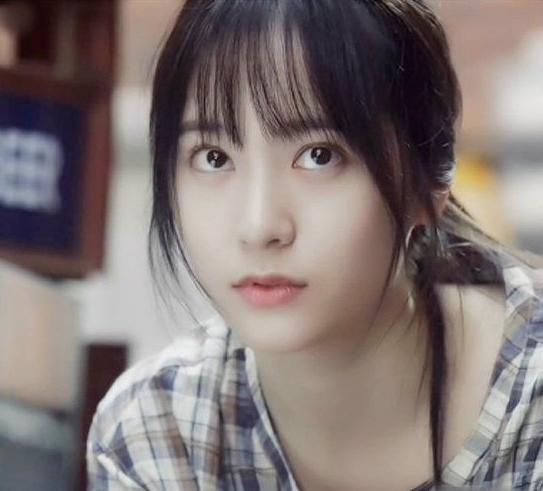 22岁关晓彤和杨紫谁漂亮,关晓彤杨紫同框哪个更美