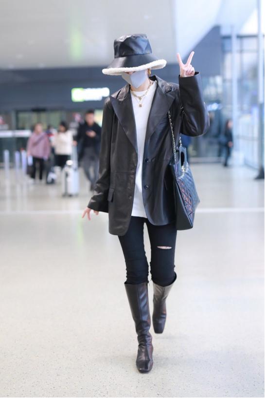 想与时尚并肩而行，不妨向周雨彤学习白色穿搭，让你美的与众不同