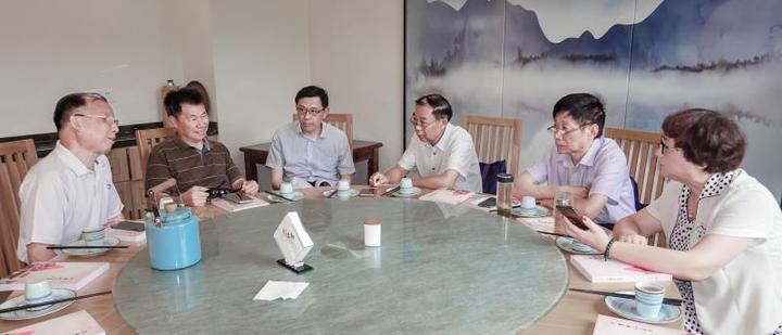 中国江苏知名教授易耀秋力作《沉重的红盖头》出版发行