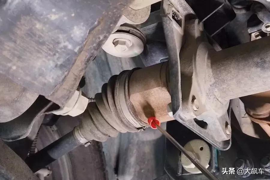 除了锈还漏油,防护不到位,还想出门去越野?