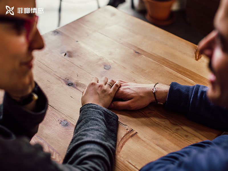 如何处理你的女朋友给另一个男人发短信