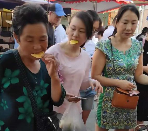 乡下街上摆摊卖什么小吃好卖,摆地摊小吃成本低好卖