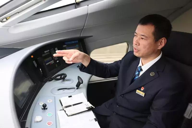 他手握7本火车驾照，却拿不到小客车驾照？因为……