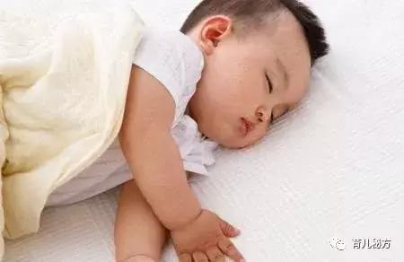 孩子睡觉三个现象家长要注意了,小孩睡觉晚了会发生什么症状
