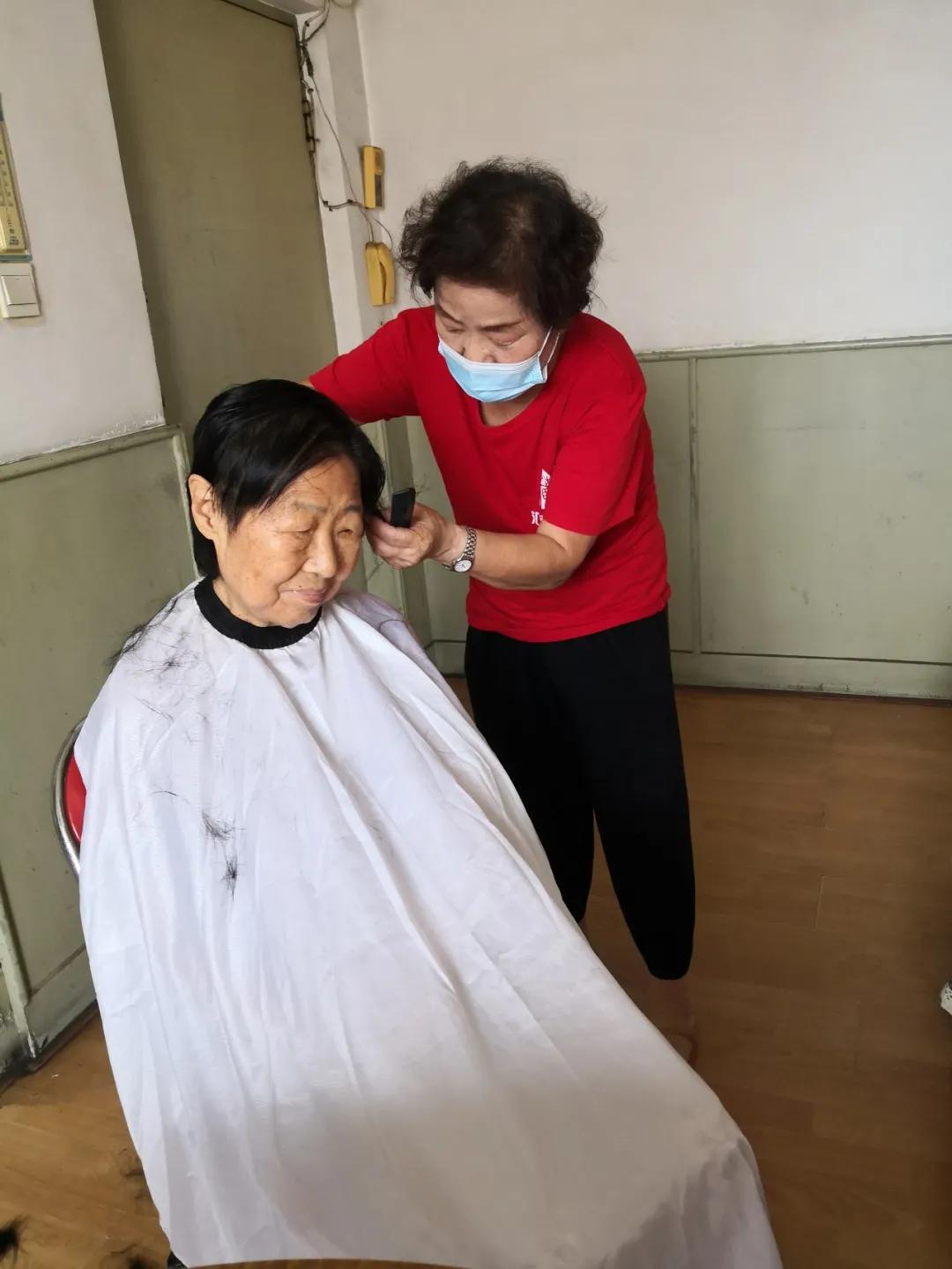 我为群众办实事维修自来水管道,修缮路灯办实事点亮居民放心路