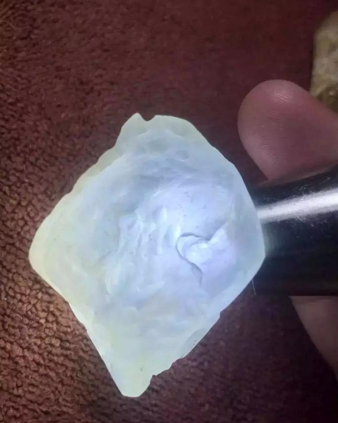 开窗已是满色的翡翠原石,翡翠原石假皮开窗表现图片