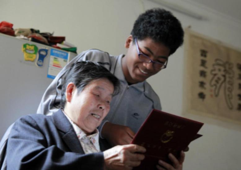 24岁网红收养皮包骨弃婴,还记得那个被抛弃的女孩吗