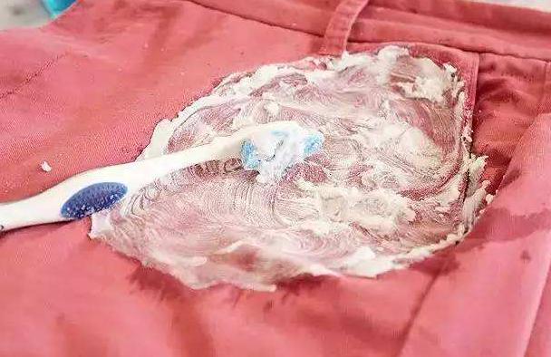 用过的牙膏不要扔,牙膏用完了把头剪了继续用